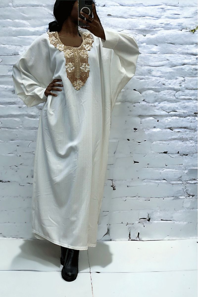 Abaya blanche avec une jolie coupe ample et de la broderie à l'avant  - 2