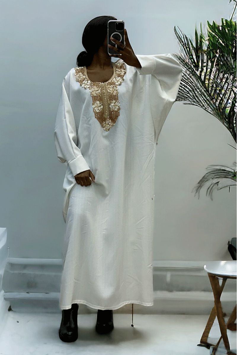 Abaya blanche avec une jolie coupe ample et de la broderie à l'avant  - 3