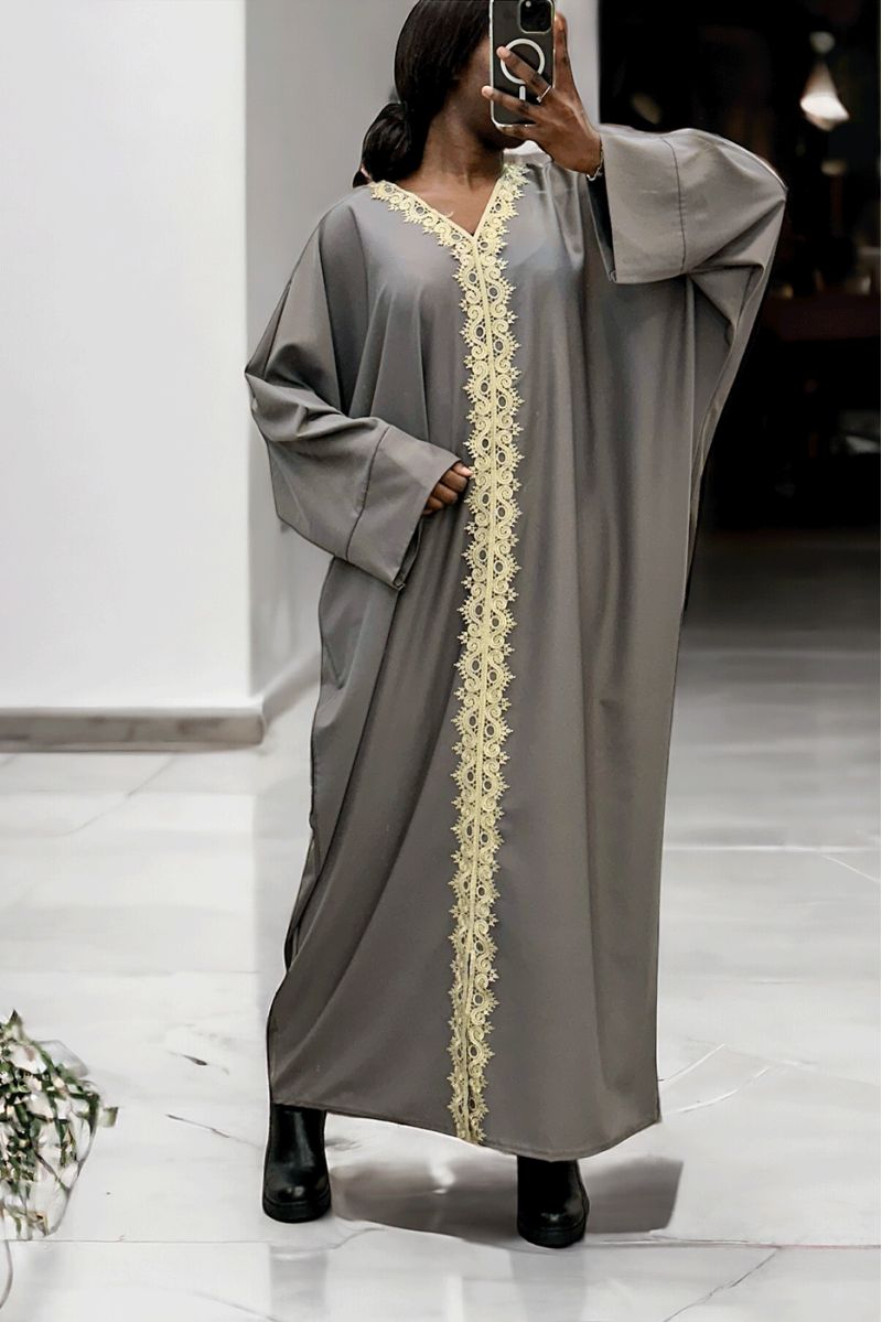 Abaya taupe over size (36-52) avec sublime dentelle sur toute la longueur  - 3