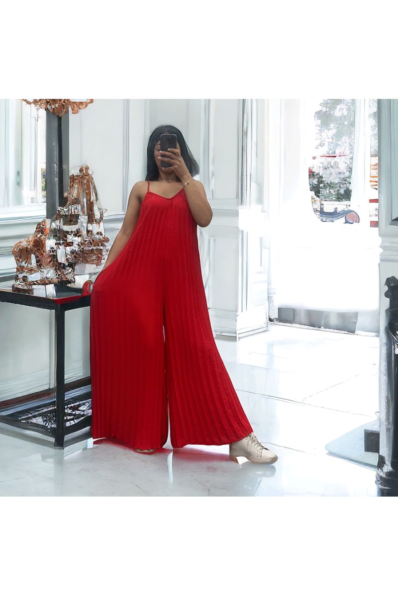 Pleated palazzo jumpsuit in red - 3