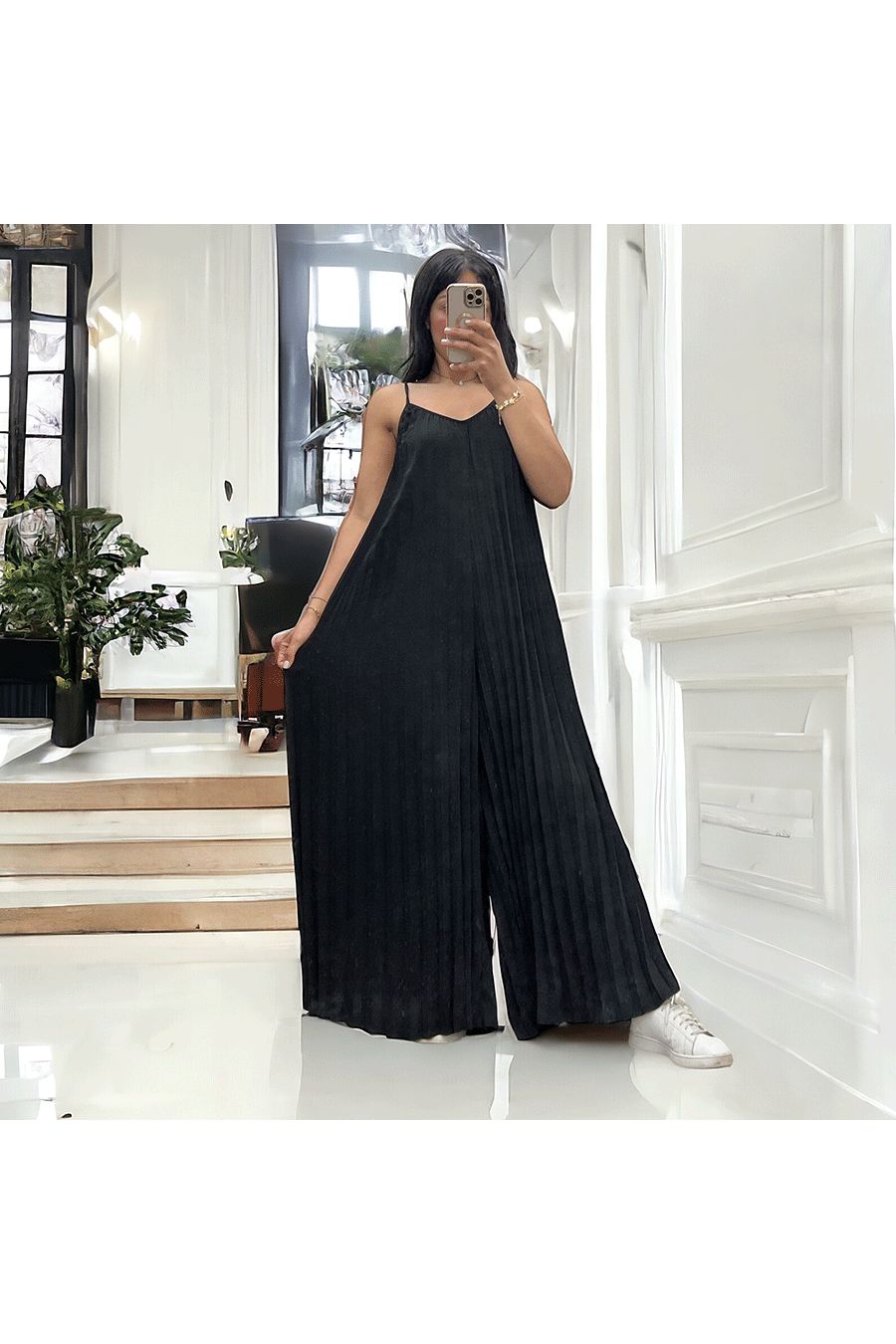 Pleated palazzo jumpsuit in black - 3