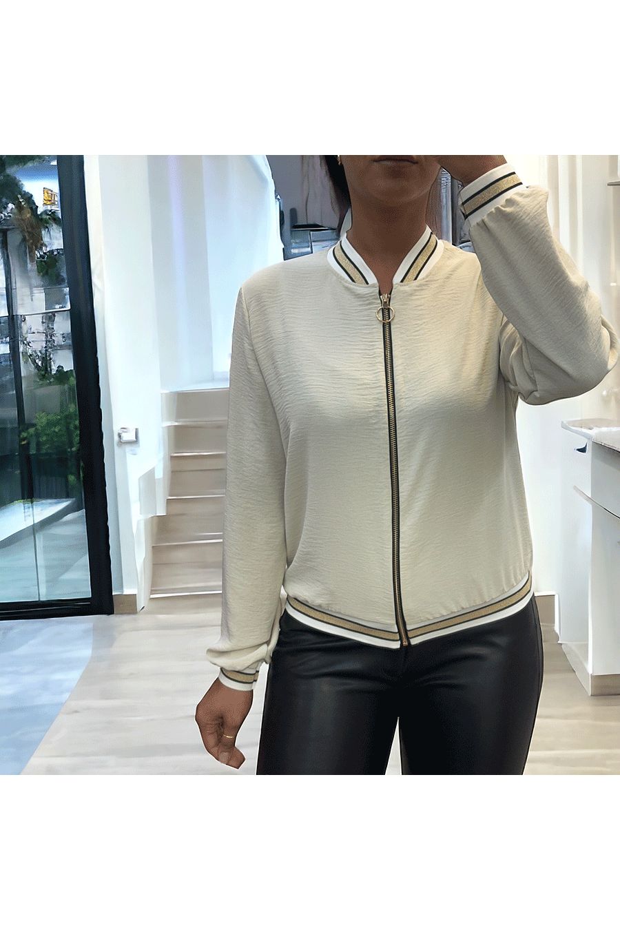 Veste fluide beige légère à zip et bordure dorée - 12