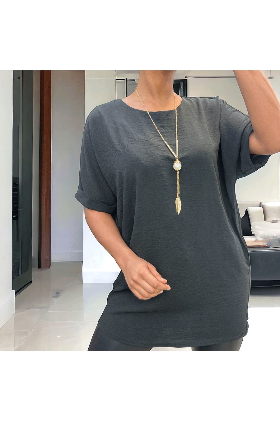 Black over size tunic with necklace - 1