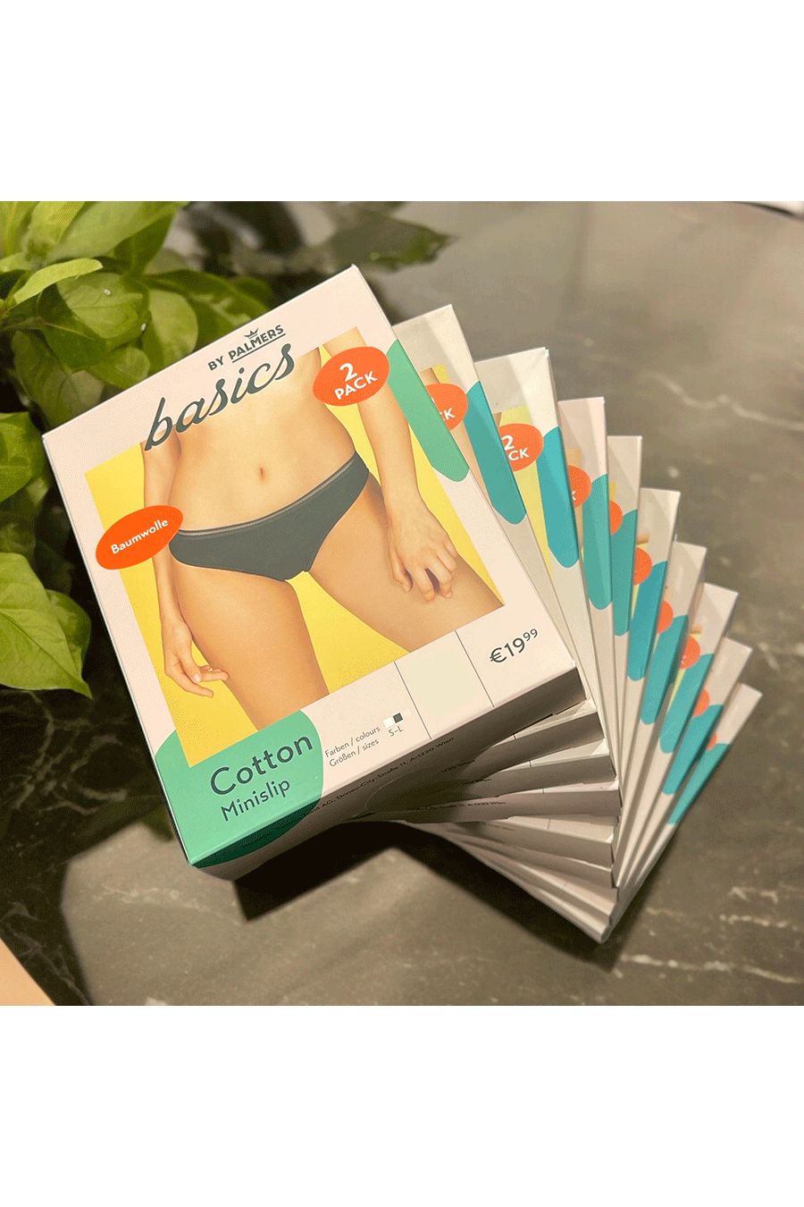 Zeer elastische ribgebreide trui: hoge kraag, pofmouwen en subtiele details voor een trendy look