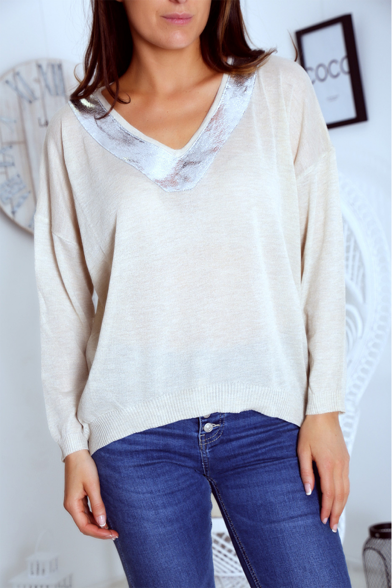 Fine beige top with silver V-neck. PU300-112 - 2