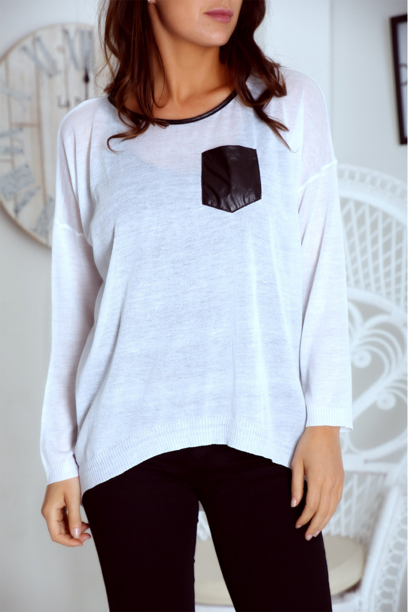 Top blanc léger à encolure et poche en simili - 1