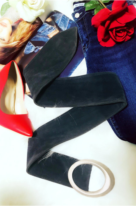 Large suede belt with oval buckle. Trendy woman fashion accessory - 1