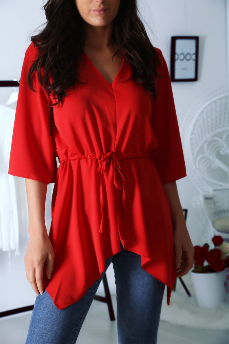 Blouse rouge en col V avec volant et ceinture intégré à la taille. Mode femme - 1
