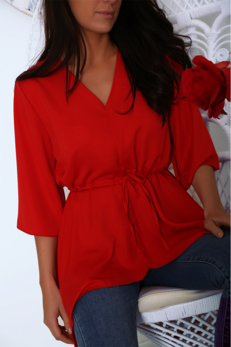 Blouse rouge en col V avec volant et ceinture intégré à la taille. Mode femme - 4