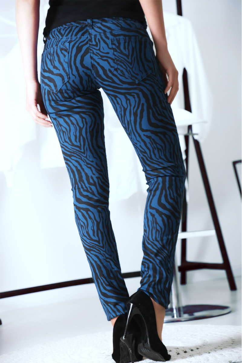 Blauwe stretch jeansbroek met zak en zwart patroon S1317D