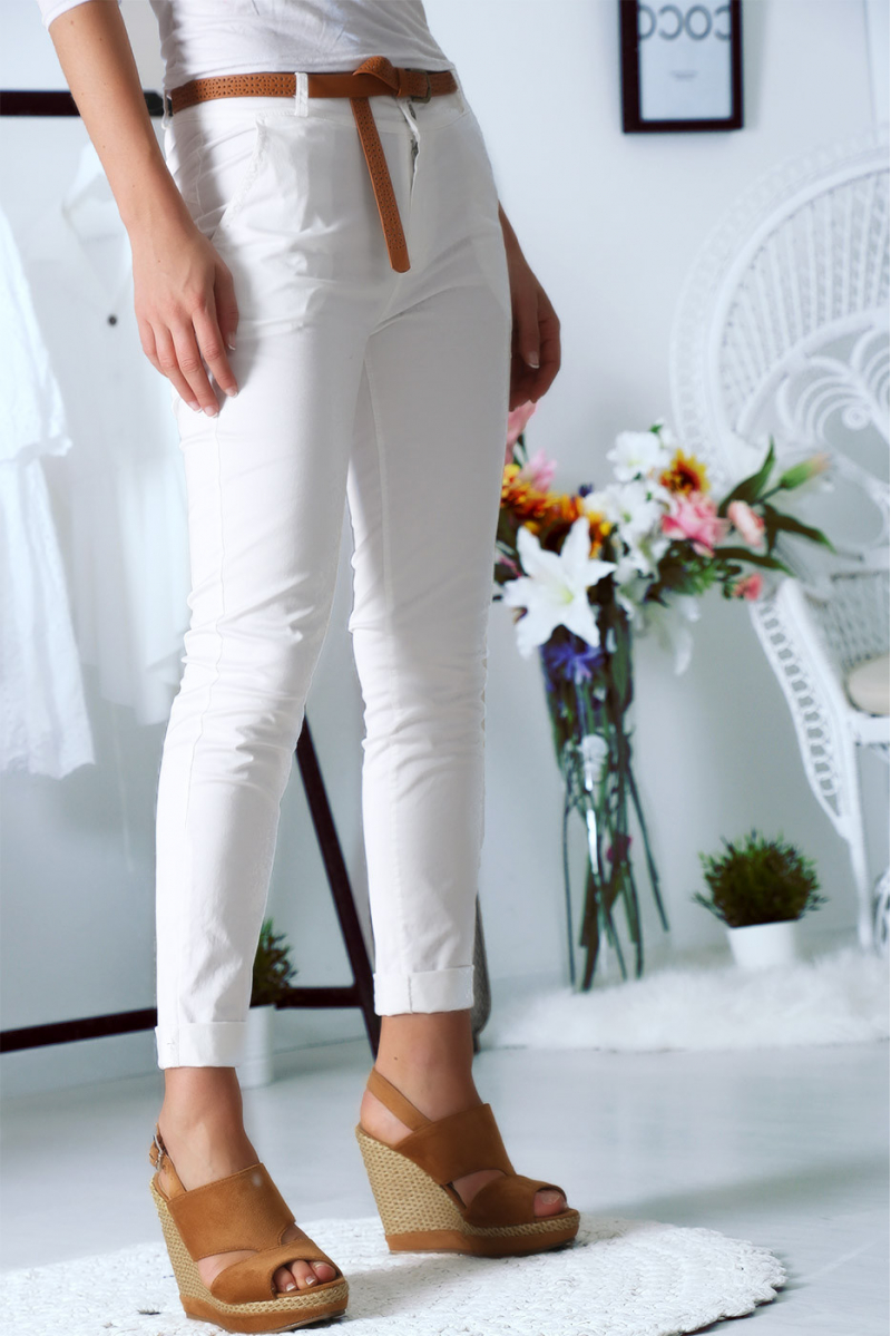 Schitterende slanke witte broek met faux leren riem