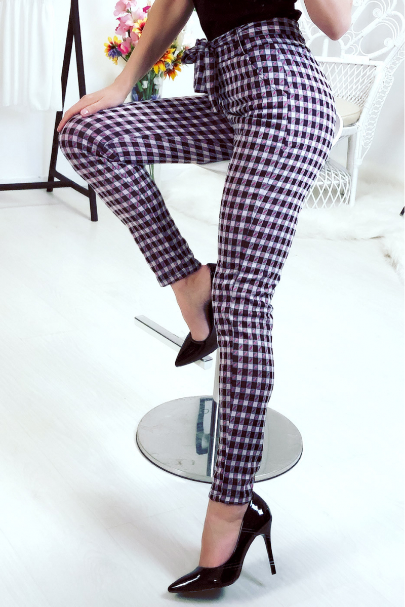Pantalon slim à motif noir et fuchsia avec ceinture et poches - 4