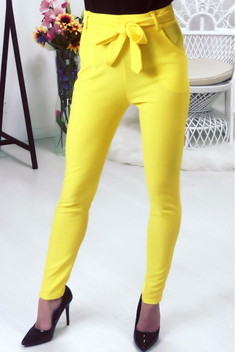 Gele broek met hoge taille, riem en zakken