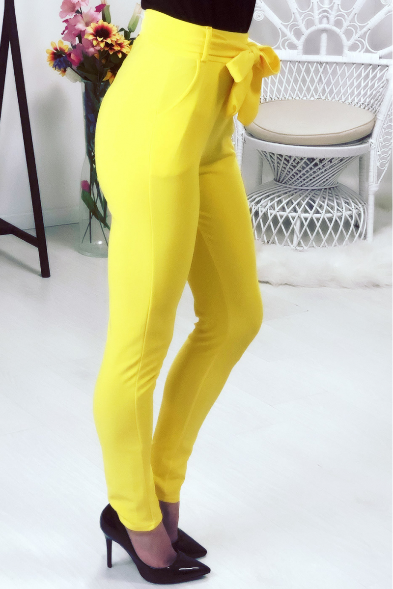 Gele broek met hoge taille, riem en zakken