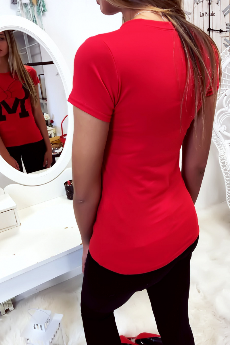 T-shirt rouge en coton avec écriture M et papillon - 5