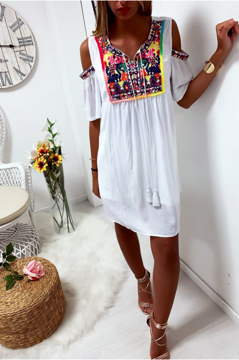 Sublime robe tunique blanche brodé à lavant avec épaules dénudé - 2