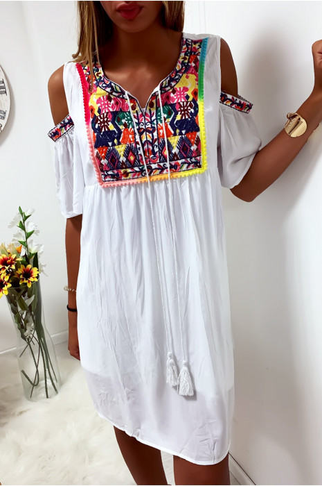 Sublime robe tunique blanche brodé à lavant avec épaules dénudé - 3