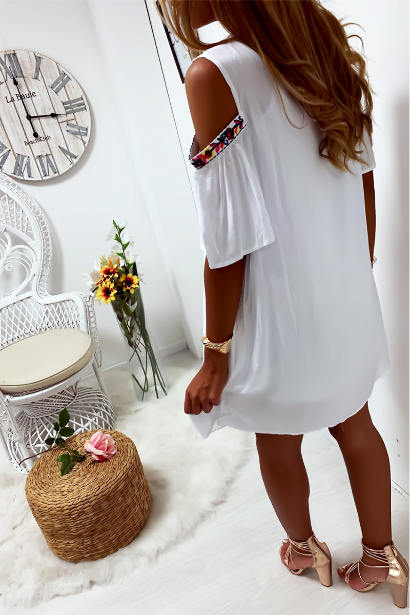 Sublime robe tunique blanche brodé à lavant avec épaules dénudé - 5