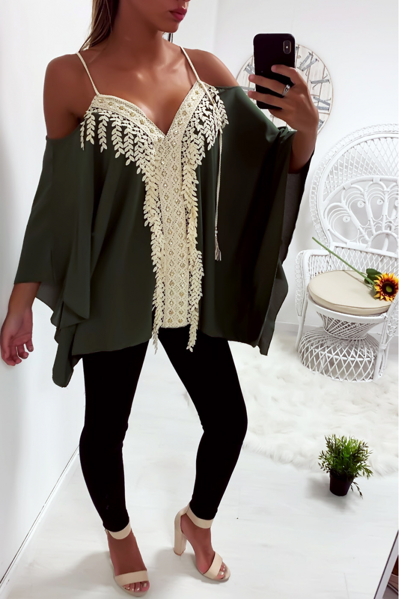 Magnifique blouse à bretelle kaki coupe chauve souris ornée de dentelle et de strass - 3