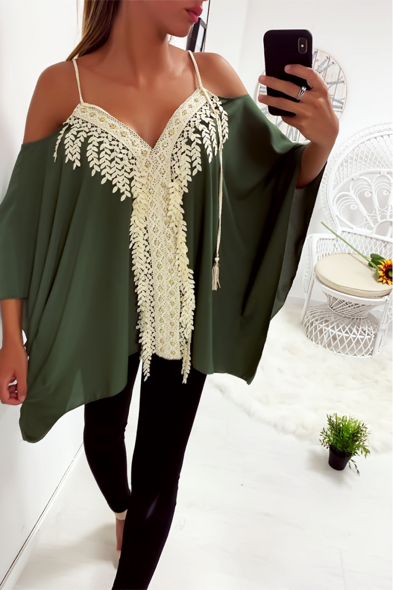 Magnifique blouse à bretelle kaki coupe chauve souris ornée de dentelle et de strass - 6