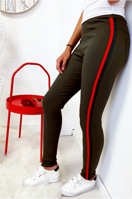 Pantalon stretch en kaki avec bande sur les cotés et poche à l'arrière - 5