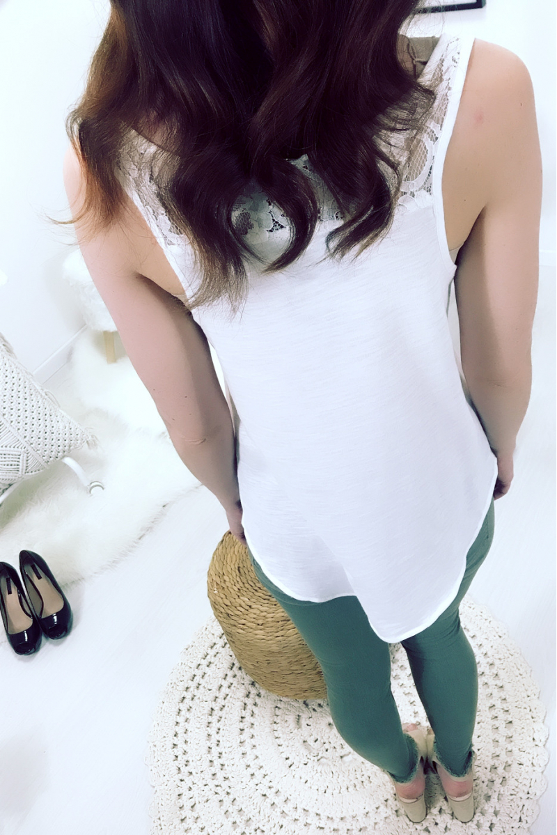 Witte mouwloze blouse met strass zakje en kanten achterkant. F2030 - 3