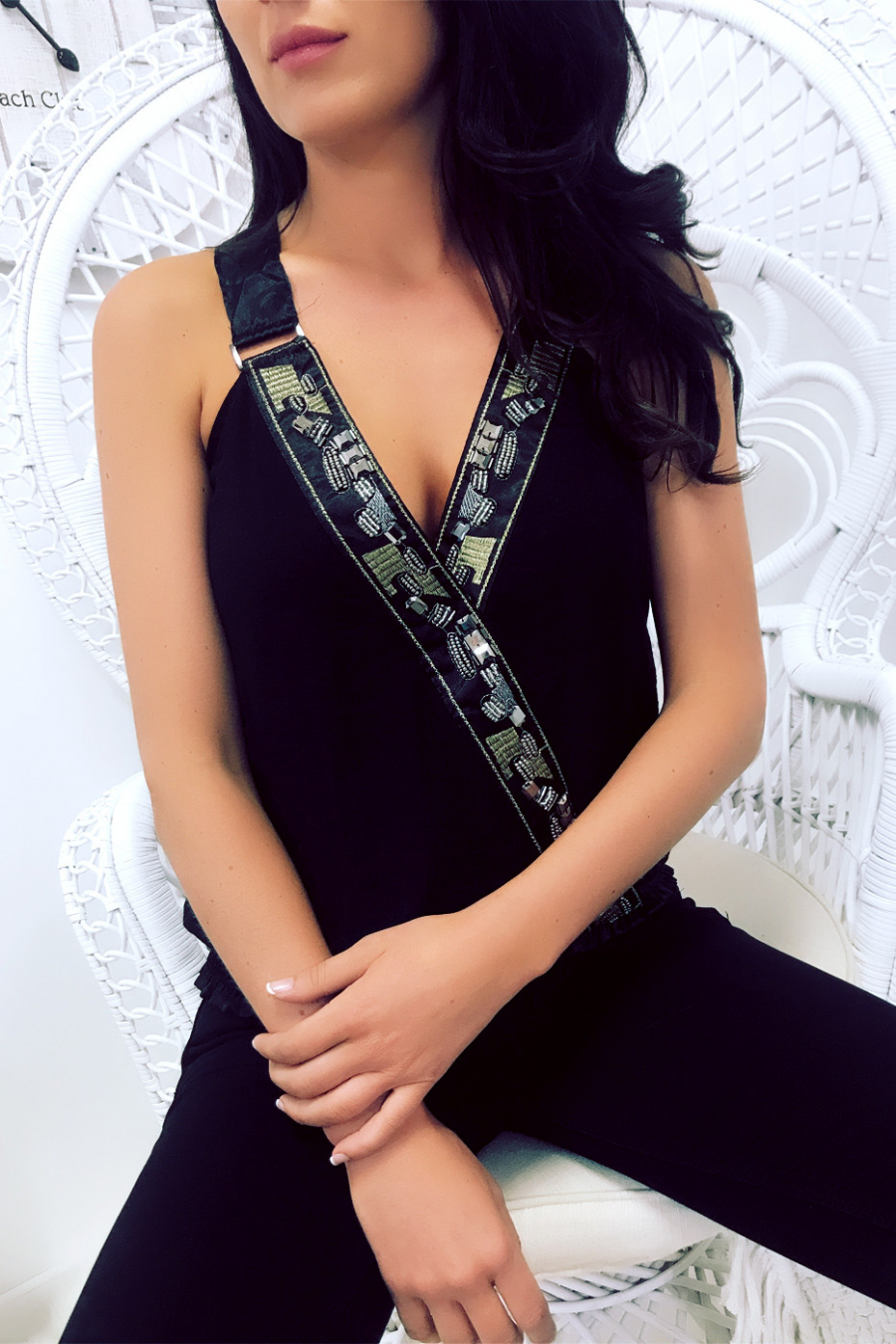 Débardeur noir dos croisé à empiècements satinés et ornements strass argentés fantaisie. H1234 - 1