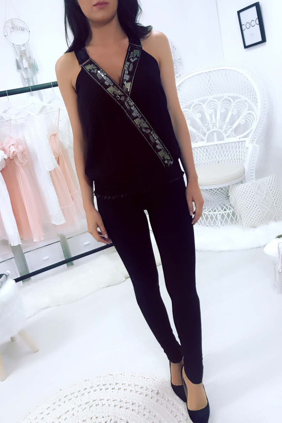 Débardeur noir dos croisé à empiècements satinés et ornements strass argentés fantaisie. H1234 - 2