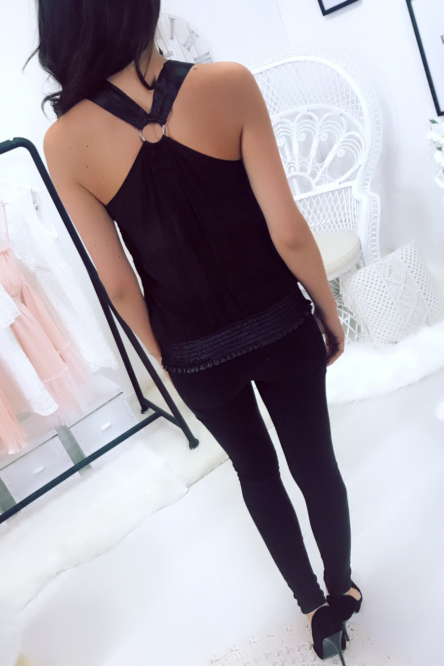 Débardeur noir dos croisé à empiècements satinés et ornements strass argentés fantaisie. H1234 - 3