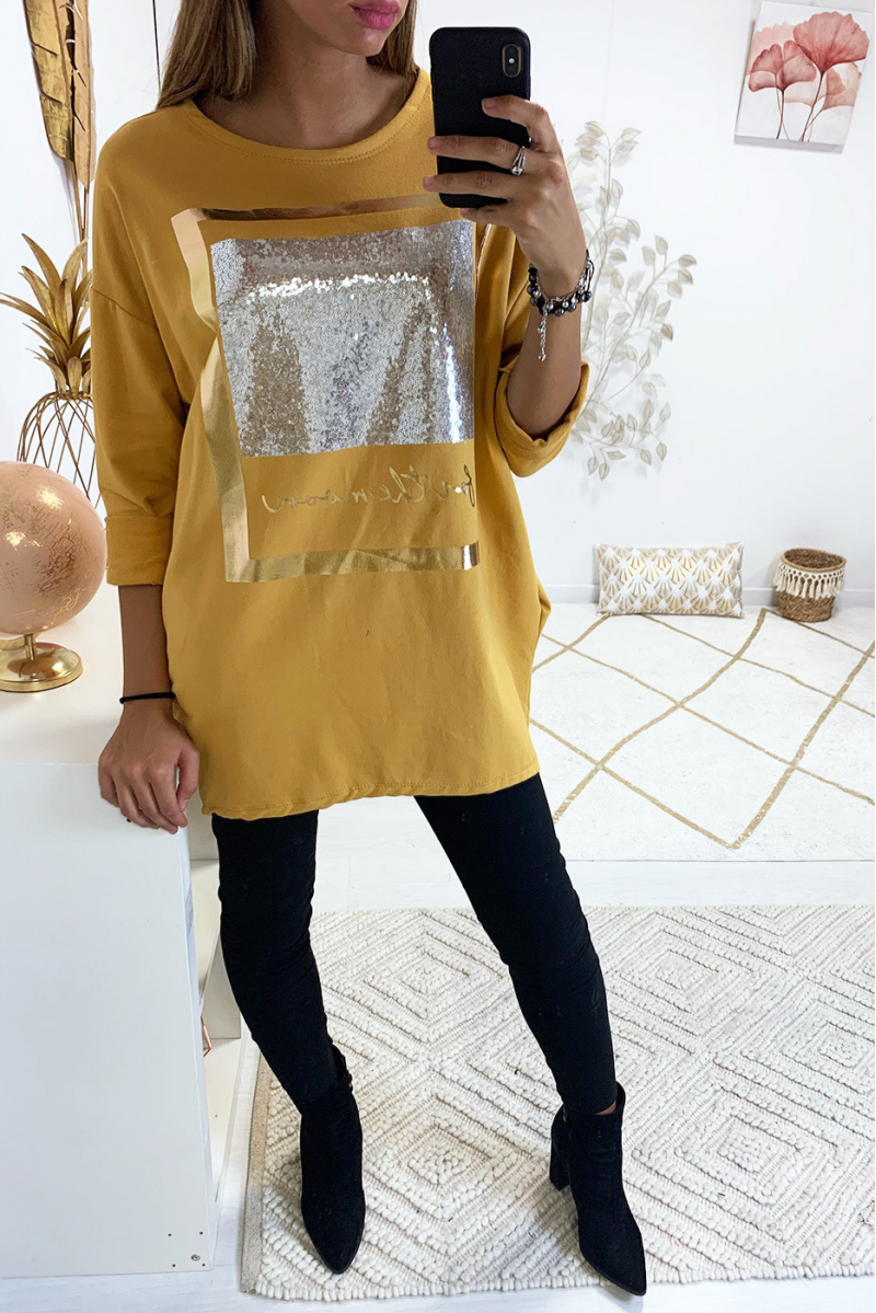 jolie sweat long moutarde avec dessins dorée et paillettes - 2