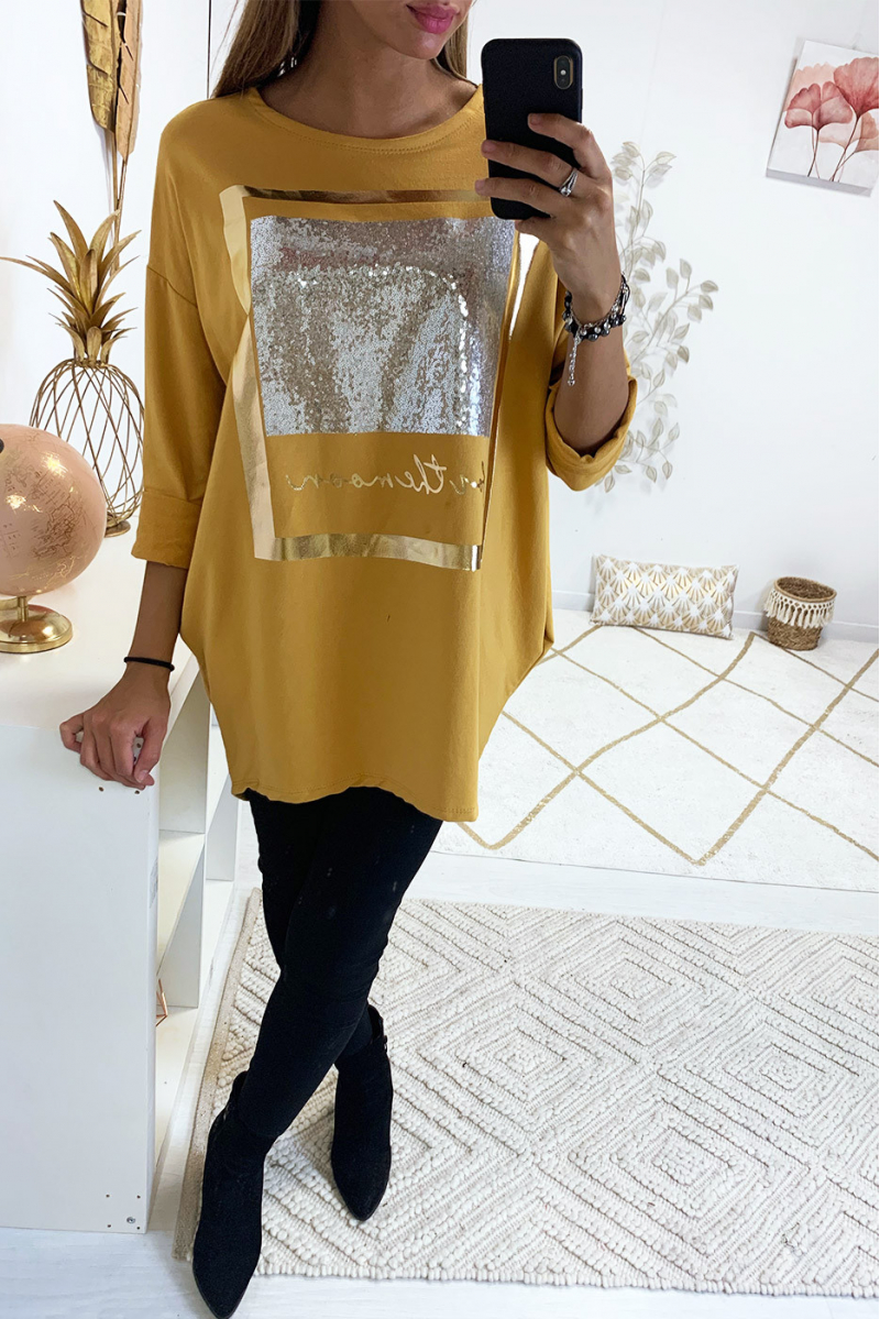 jolie sweat long moutarde avec dessins dorée et paillettes - 3