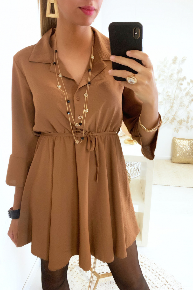 Robe chemise beige avec ceinture et volants aux manches Robe chemise beige avec ceinture et volants aux manches