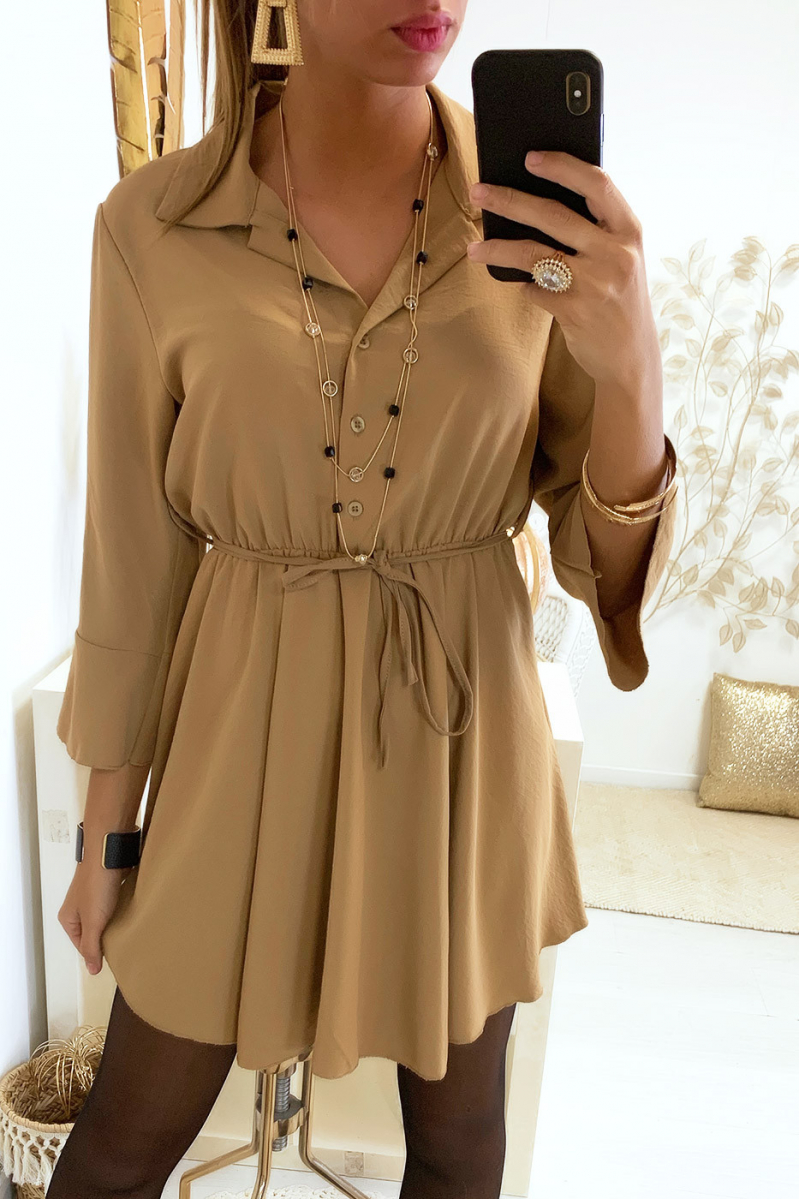 Robe chemise beige avec ceinture et volants aux manches Robe chemise beige avec ceinture et volants aux manches