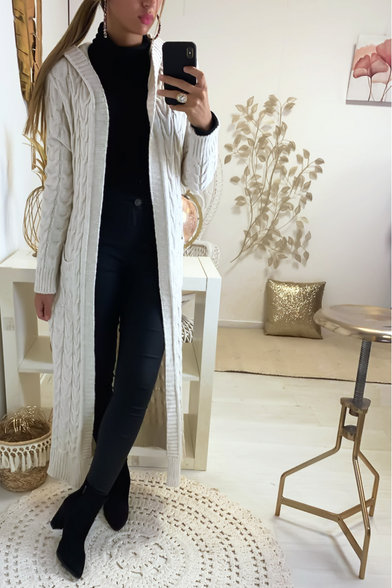 Magnifique long gilet tressé en beige avec capuche et poches Magnifique long gilet tressé en beige avec capuche et poches