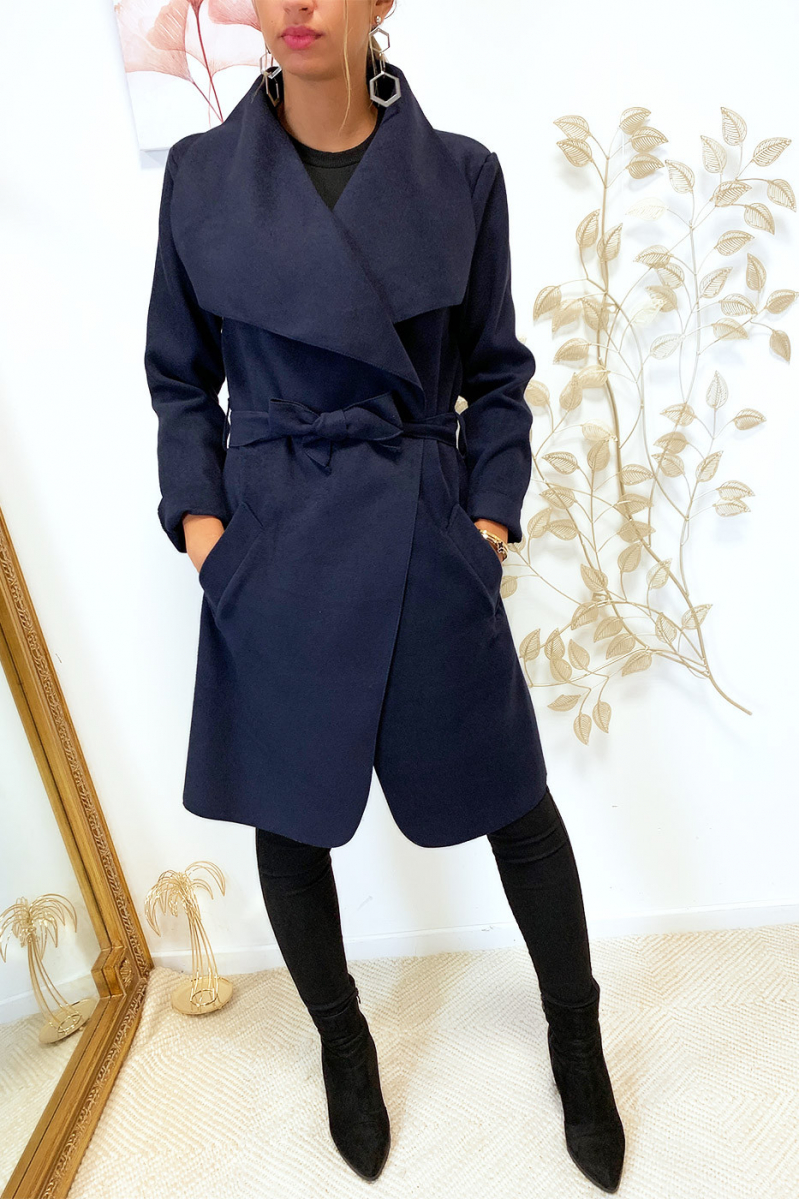 Veste 3/4 en marine avec grand col tombant, poches et ceinture Veste 3/4 en marine avec grand col tombant, poches et ceinture