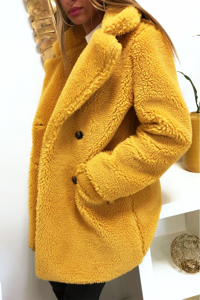 Mooie mosterdkleurige teddy jas met dubbele rij knopen aan de voorkant