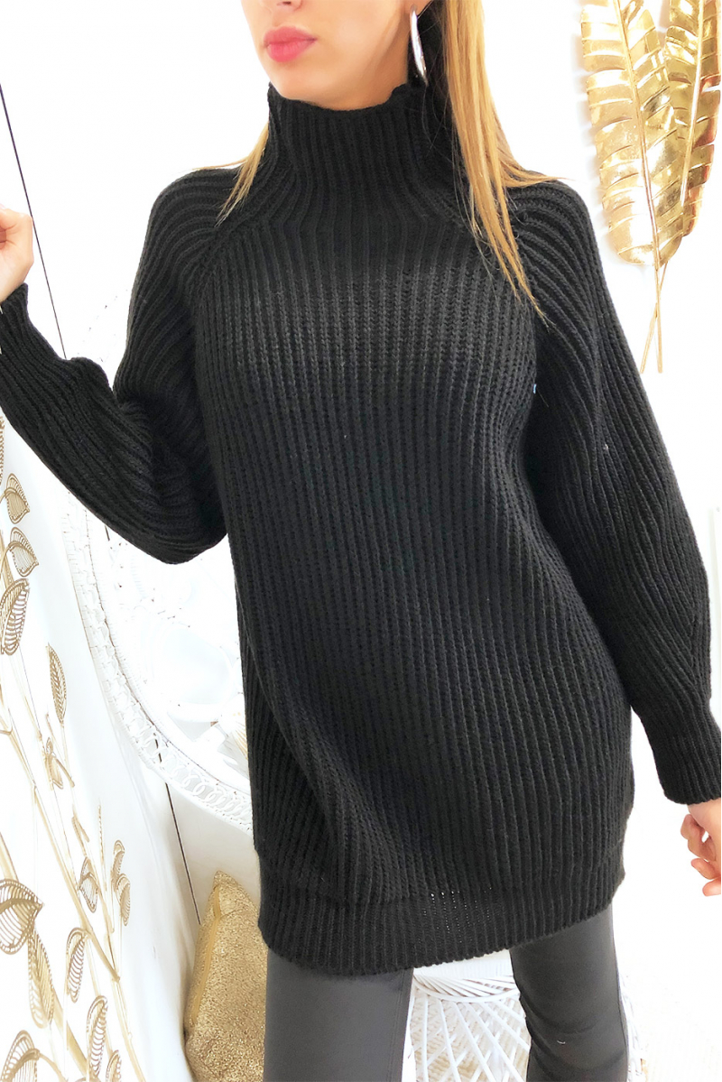 Mooie dikke zwarte sweater met hoge kraag