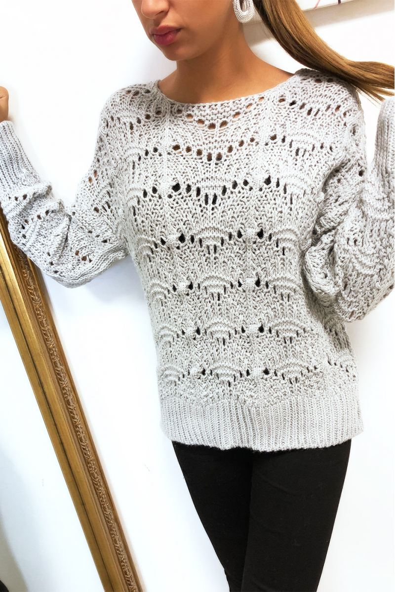 Grijze sweater met leuk gevlochten patroon