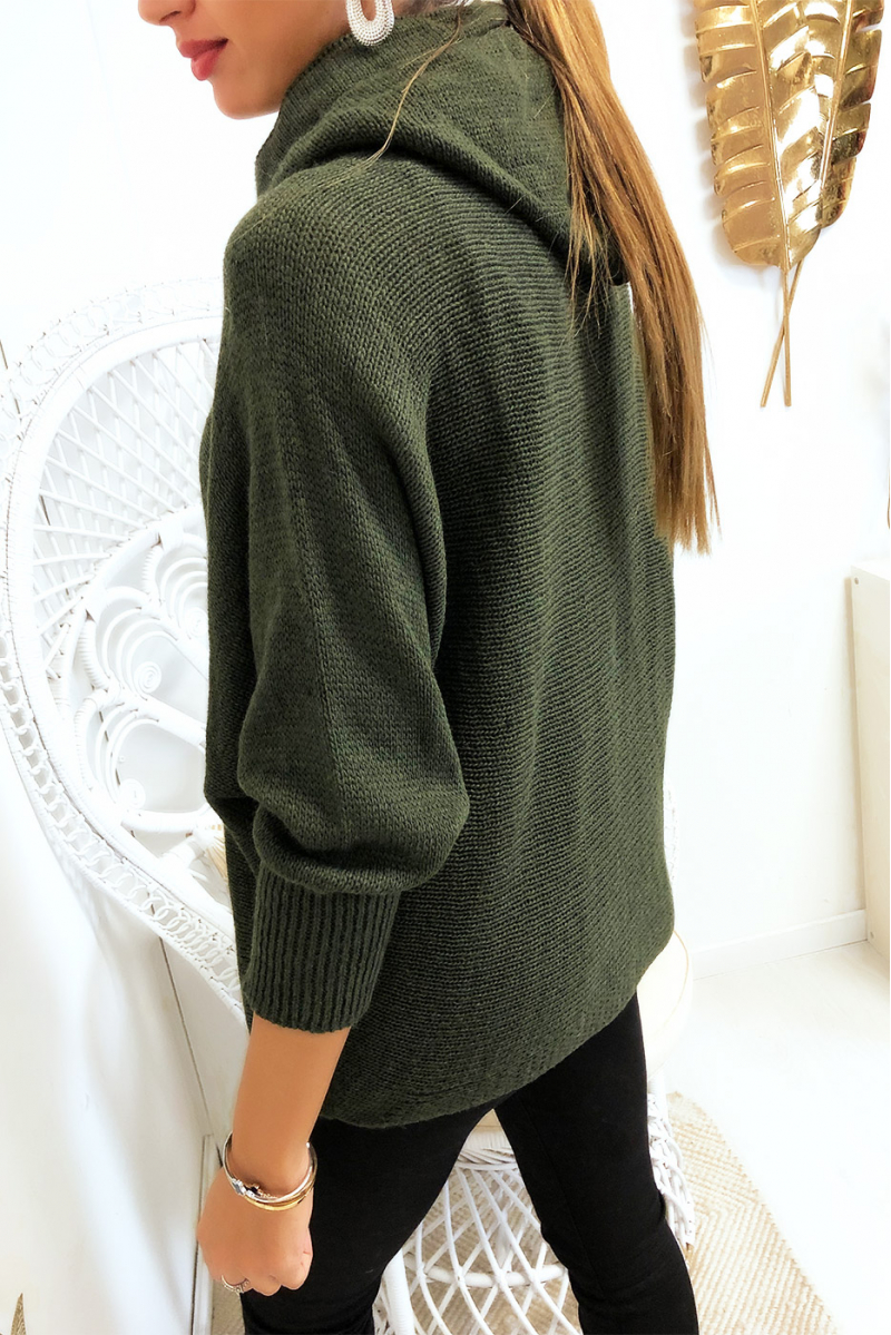 Mooie kaki sweater met capuchon en pomponkant Mooie kaki sweater met capuchon en pomponkant