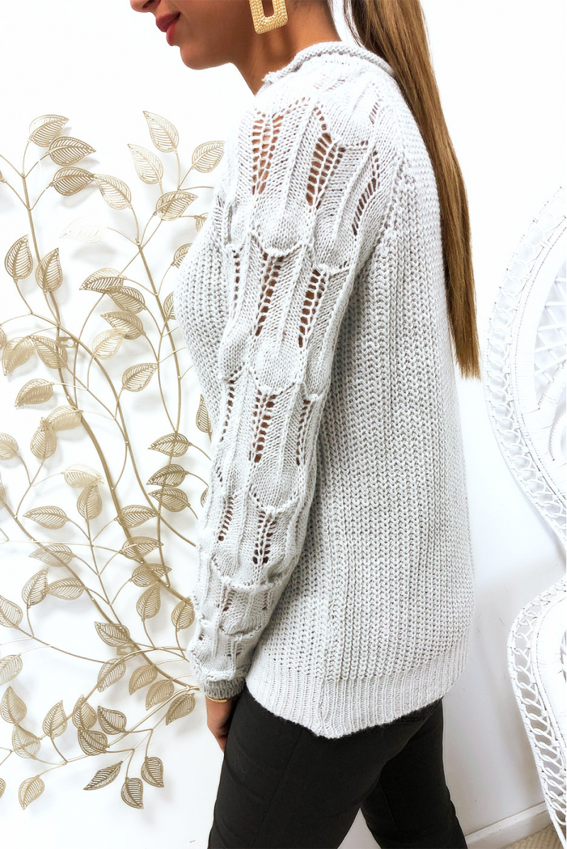 Mooie grijze sweater met mooi gevlochten patroon op de mouwen