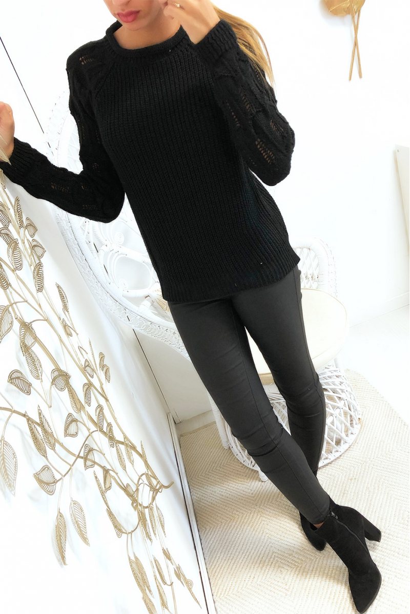 Mooie zwarte sweater met mooi gevlochten patroon op de mouwen