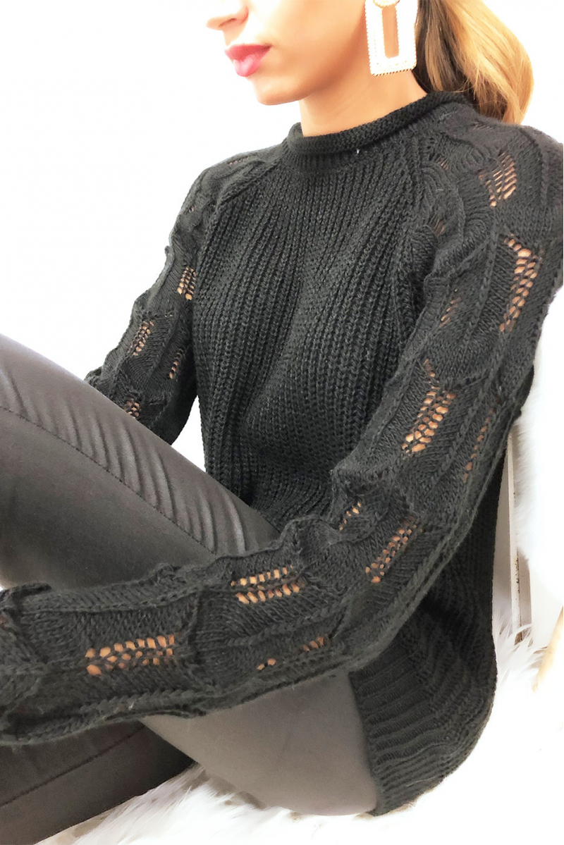 Mooie zwarte sweater met mooi gevlochten patroon op de mouwen