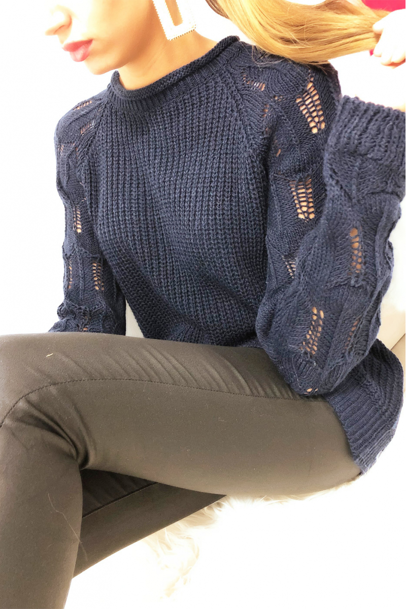 Mooie navy sweater met mooi gevlochten patroon op de mouwen