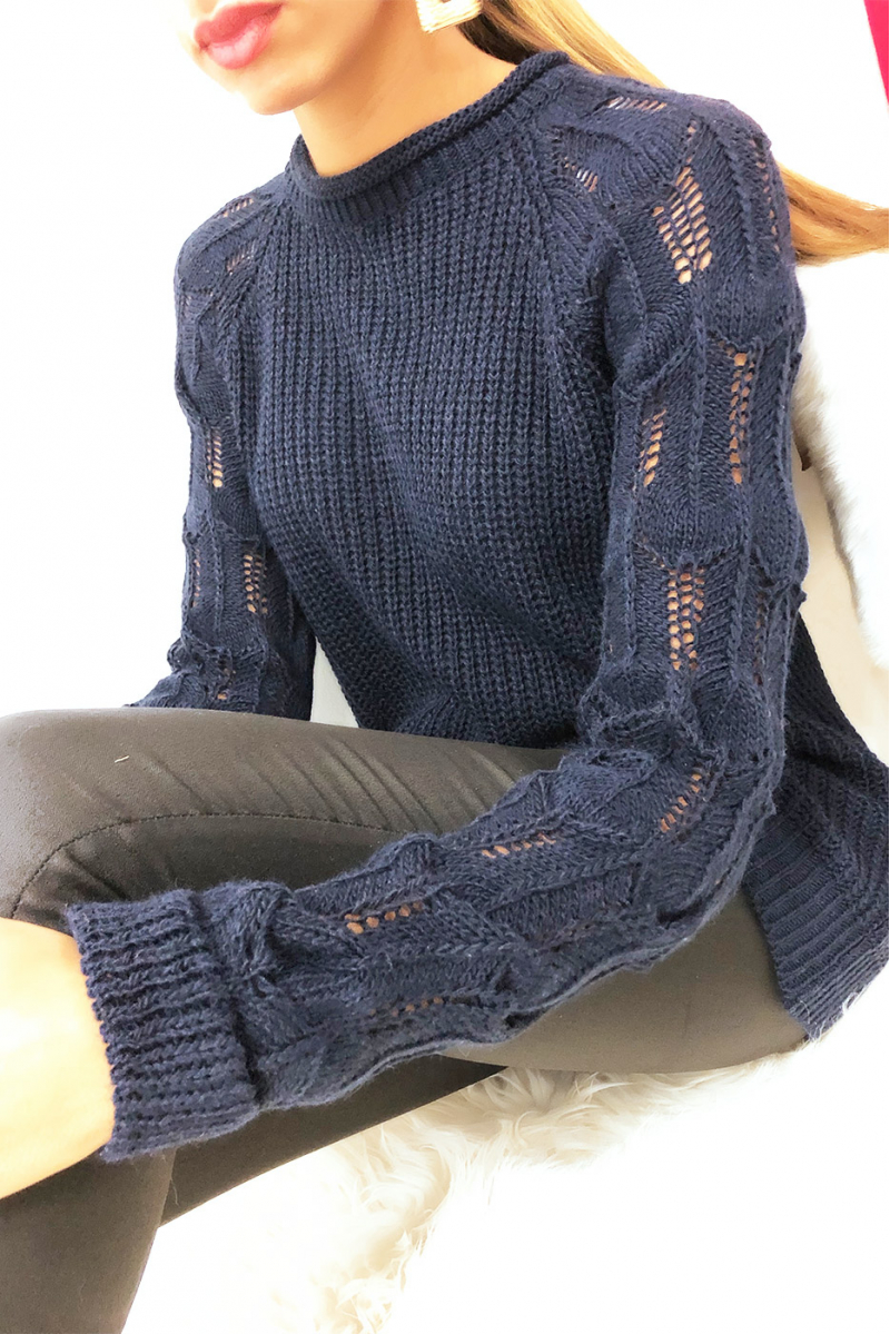 Mooie navy sweater met mooi gevlochten patroon op de mouwen