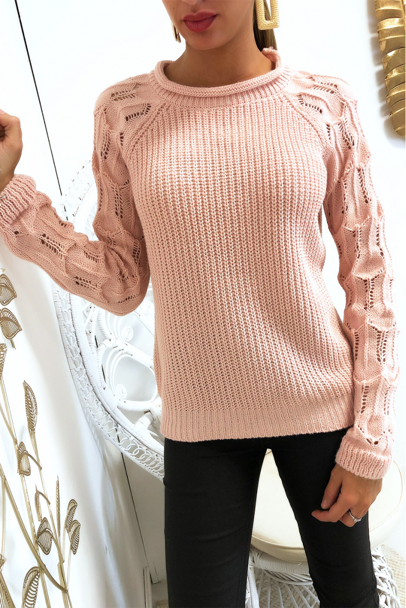 Mooie roze sweater met mooi gevlochten patroon op de mouwen