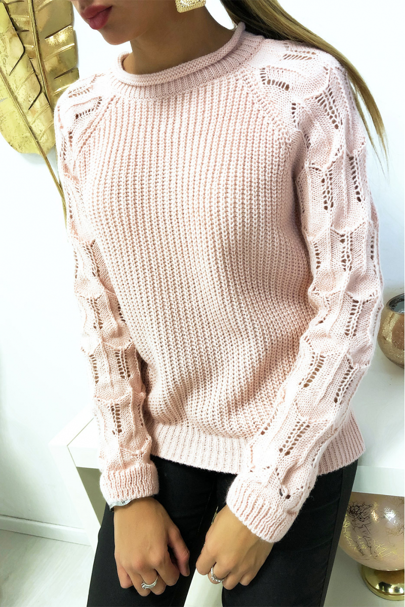 Mooie roze sweater met mooi gevlochten patroon op de mouwen