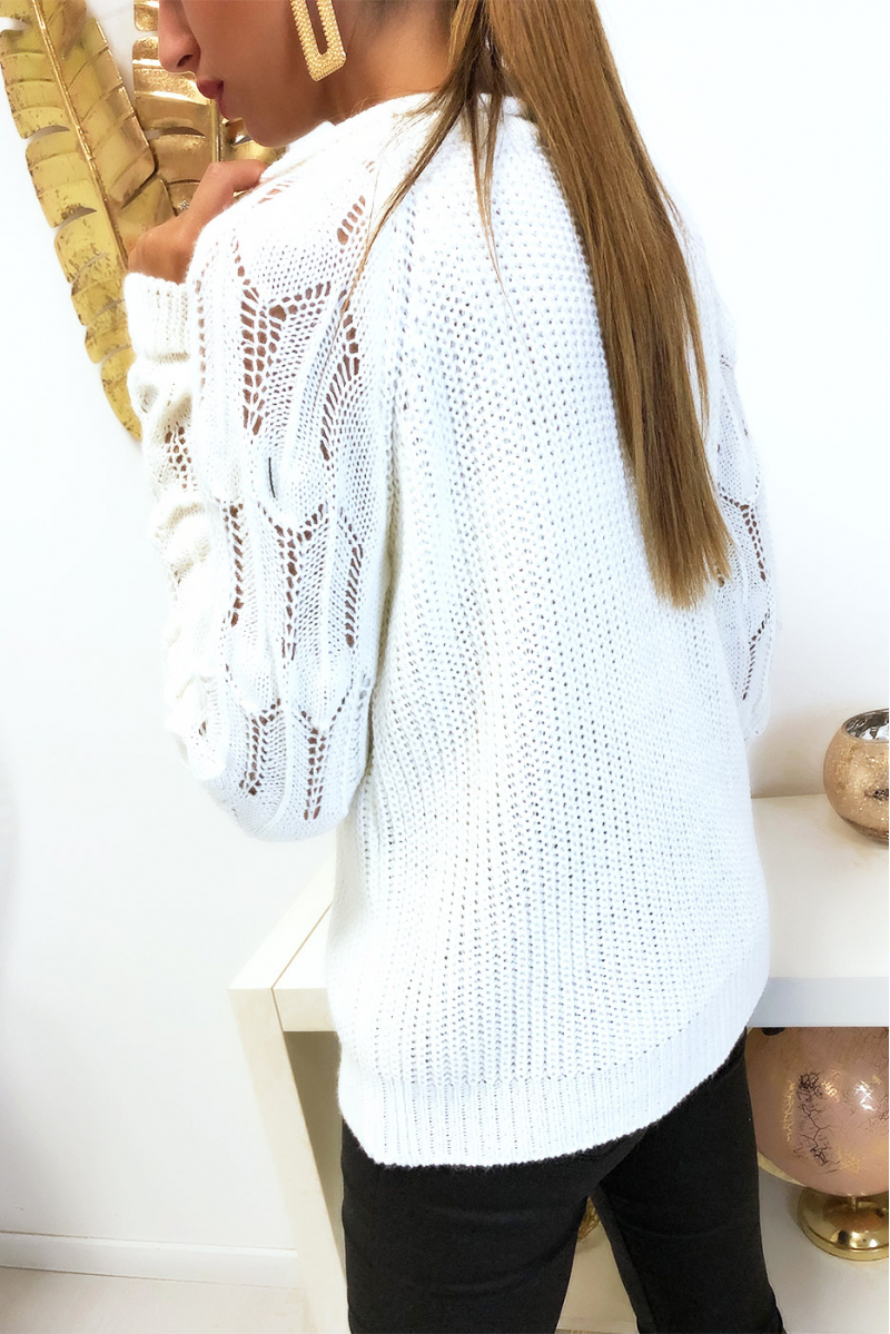 Mooie witte sweater met mooi gevlochten patroon op de mouwen