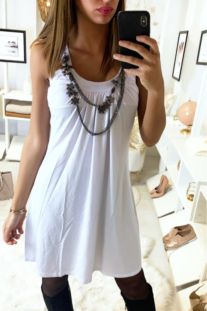 Robe blanche fluide avec collier sur le buste. 6380 - 2 Robe blanche fluide avec collier sur le buste. 6380 - 2