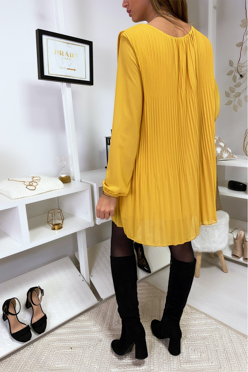 Loose and pleated mustard tunic dress with necklace - 4