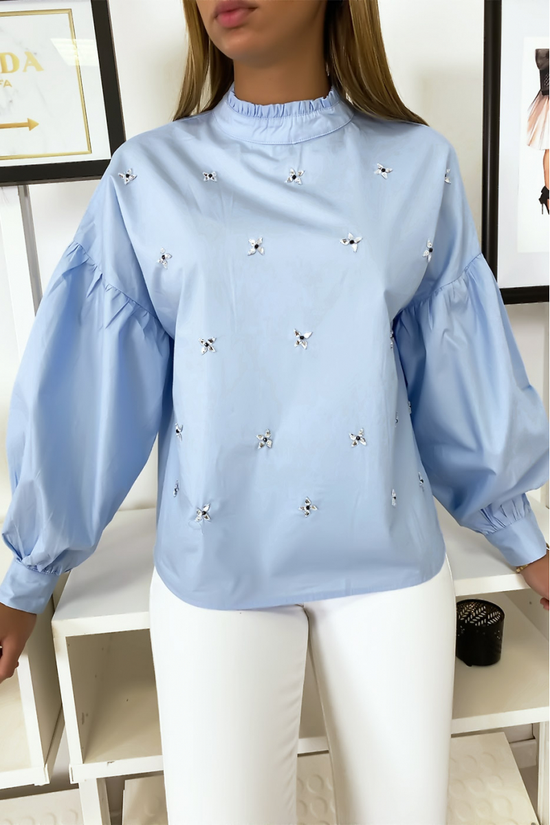 Blauwe blouse met pofmouwen met strass steentjes
